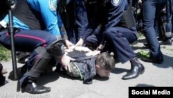 Киевдаги коммунистлар намойиши пайтида қўлга олиш.