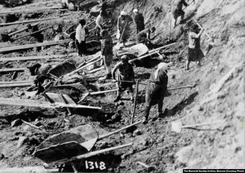 Female prisoners use shovels and wheelbarrows at an excavation site in 1932.