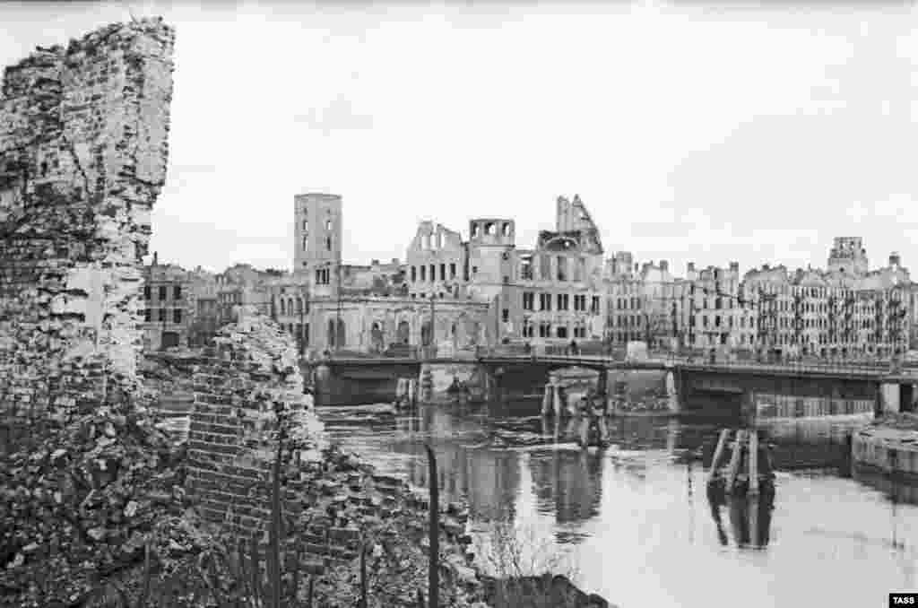 Koenigsberg after the war Many experts who researched the fate of the Amber Room believe the priceless panels were destroyed in the firestorm that gutted much of the city, but a rumor persisted that fleeing Germans took the Amber Room's paneling with them aboard a steamship. 