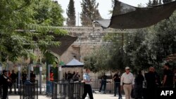 Detektorët metalikë në hyrjen e xhamisë Al-Aqsa në Jerusalem.