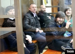 Рустам Махмудов, Лом-Али Гайтукаев, бывший сотрудник МВД Сергей Хаджикурбанов, Джабраил Махмудов и Ибрагим Махмудов (слева направо) в суде, 15 января 2014