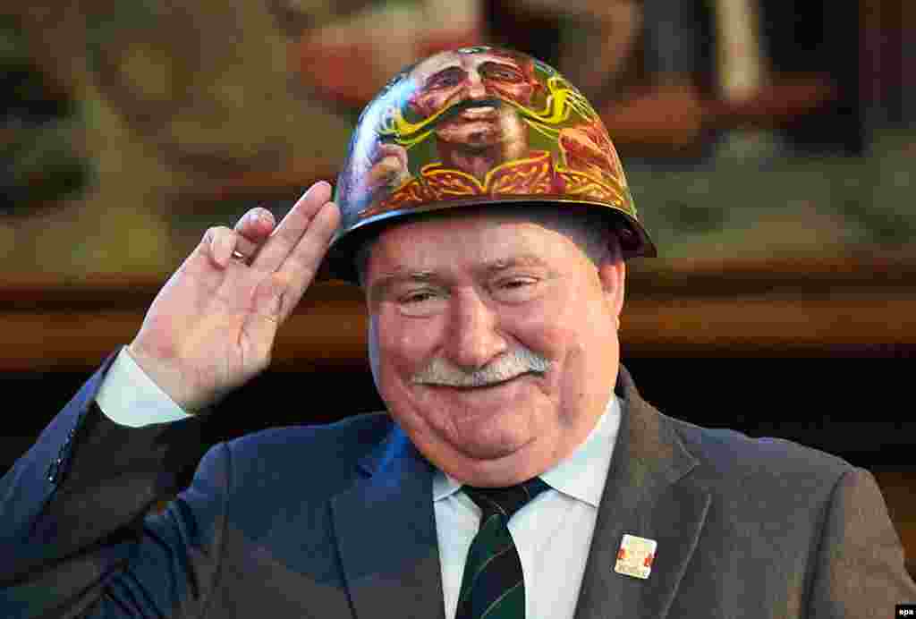Former Polish President Lech Walesa poses for a picture wearing a Euromaidan helmet during a ceremony in Gdansk. Ukraine&#39;s Euromaidan movement received this year&#39;s Lech Walesa Award for &quot;the consequence and determination shown by thousands of Ukrainians, who, despite the risks involved, expressed their pro-European and pro-democratic ambitions.&quot; (epa/Adam Warzawa) 