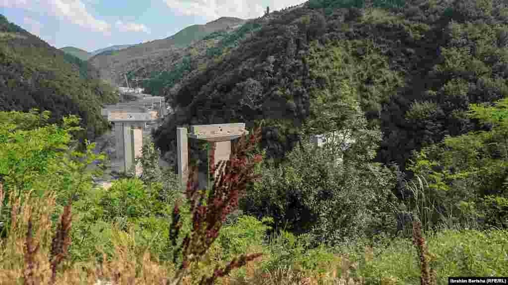 Shtylla të urës buzë Lumit Lepenc afër qyteteti të Kaçanikut.