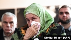 Соғыстың зардабын тартқан босниялық әйел Радичтің үкімін естігенде көзіне жас алды. Сребреница, 22 қараша 2017 жыл