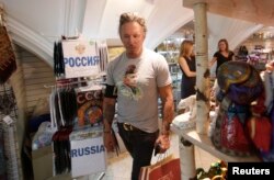 Mickey Rourke la Moscova purtând un tricou cu Putin.