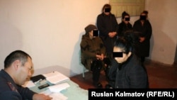 Задержанные гражданки Узбекистана на допросе в ИВС городского отделения внутренних дел Джалал-Абада.