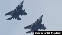 Американские истребители-бомбардировщики F-15. Иллюстративное фото.