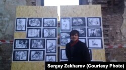 Сергій Захаров на виставці своїх малюнків, які увійшли в комікс «Діра»