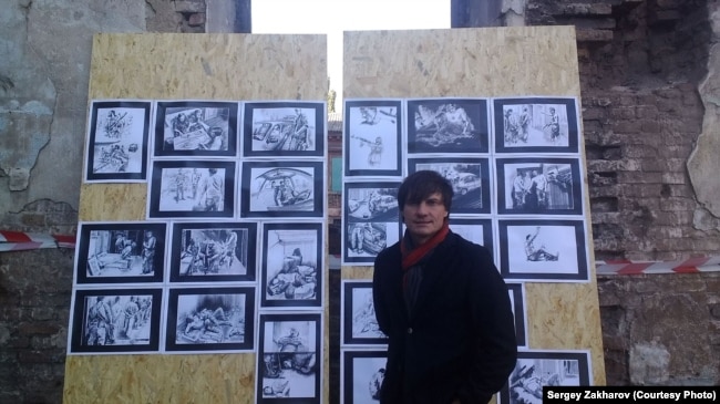 Сергей Захаров на выставке своих рисунков, которые вошли в комикс "Дыра"