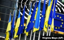 Прапори України та ЄС біля будівлі Європейського парламенту в Брюсселі під час надзвичайної сесії Європарламенту через тиждень після початку російської агресії проти України. 1 березня 2022 року