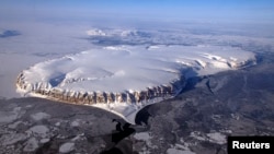 نمایی از سطح پوشیده از برف گرینلند