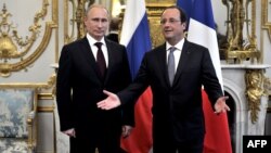 Президент Франції Франсуа Олланд вітає свого російського колегу Володимира Путіна в Єлисейському палаці, Париж, 5 червня 2014 року