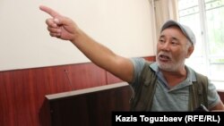 57-летний Кылышбай Муратбеков, отец 27-летнего Саина Муратбекова, погибшего в июне 2016 года предположительно от пыток в одной из тюрем в Павлодаре, выступает на заседании по видеосвязи. Алматы, 7 августа 2019 года.