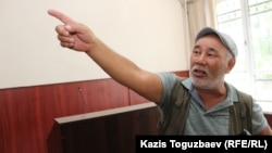 57-летний житель города Каскелен Алматинской области Кылышбай Муратбеков, отец 27-летнего Саина Муратбекова, погибшего в июне 2016 года предположительно от пыток в одной из тюрем в Павлодаре, выступает на заседании по видеосвязи. Алматы, 7 августа 2019 года.