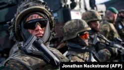 Норвегиядағы әскери жаттығуға қатысып жатқан НАТО сарбаздары. 30 қазан 218 жыл.
