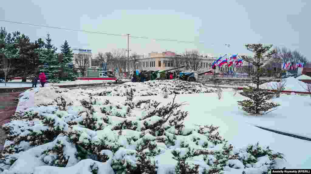 Площа Леніна з береговою артилерією. Техніку звезли в центр міста на честь святкування російського &laquo;Дня захисника Вітчизни&raquo;