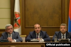 Зліва направо: президент Вірменії Серж Сарґсян, прем'єр-міністр Говік Абрагам’ян і кандидат на посаду прем'єр-міністра Карен Карапетян на засіданні ради Республіканської партії Вірменії, Єреван, 8 вересня 2016 року