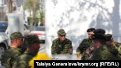  «Самооборона Крыма» за столом возле кафе в Симферополе 