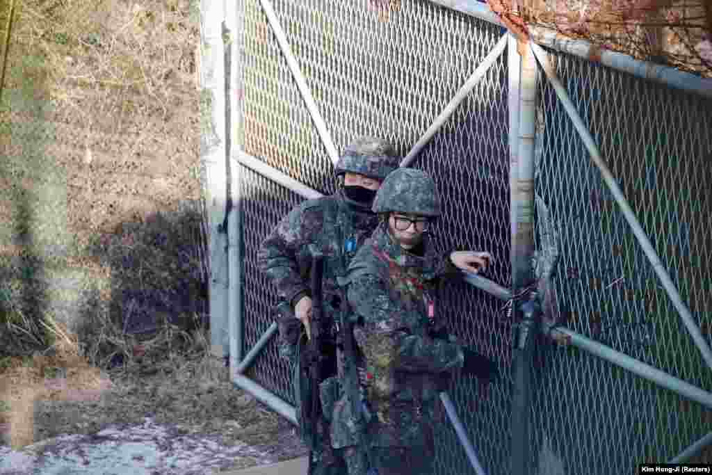 سربازان کره جنوبی یکی از دروازه&zwnj;های نوار مرزی در پاجو را می&zwnj;بندند.