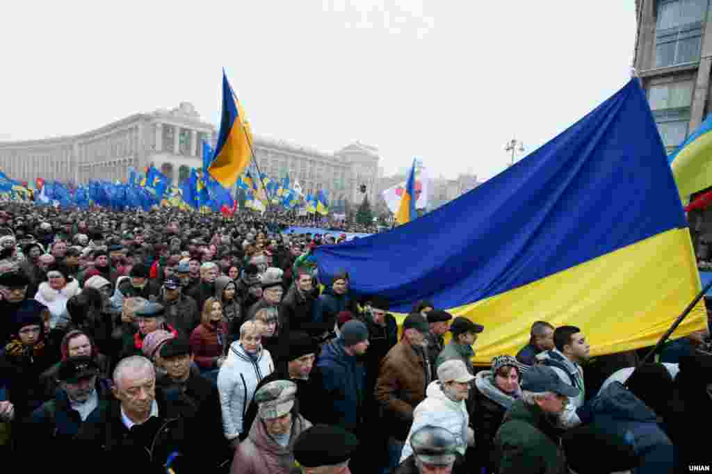 Учасники віче &laquo;За європейську Україну!&raquo; в Києві 24 листопада 2013 року