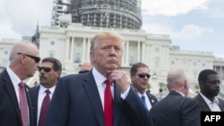 Donald Trump (ortada). arxiv fotosu