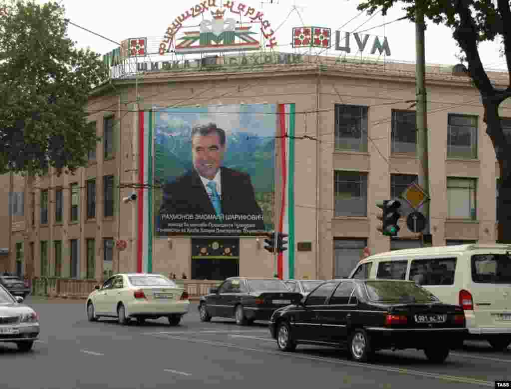 Президент сайлауы қарсаңында ілінген Эмомали Рахмонның портреті. Душанбе. 6 қараша, 2006 жыл.