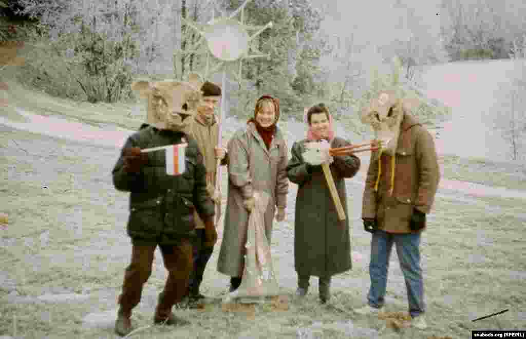 Талакоўцы-калядоўнікі, канец 1980-х. Сяржук Вітушка другі зьлева