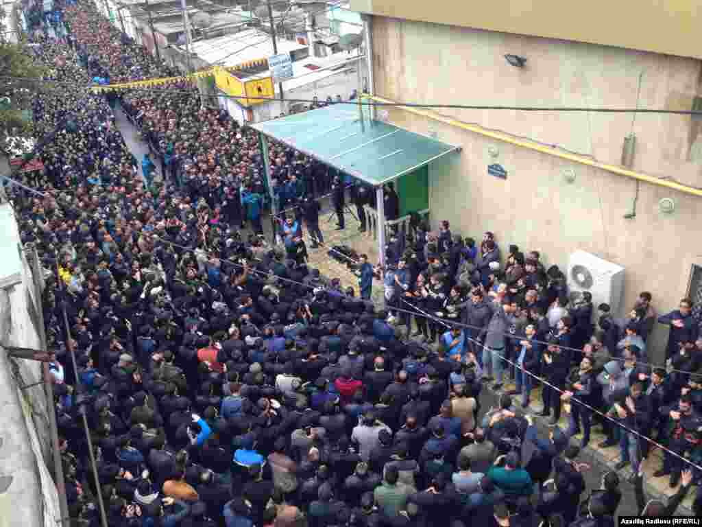 Thousands of people lineup in the courtyard of the Mashadi-Dadash Mosque for Ashura prayers.