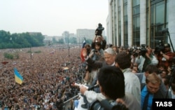 Демократиячыл күчтөр ГКЧПга каршы чыккан Борис Ельцинди колдошкон. Бул жыйындын бир катышуучусу эгемен Украинанын көгүлтүр-сары туусун көтөрүп алган. Маскөө. 20.8.1991.