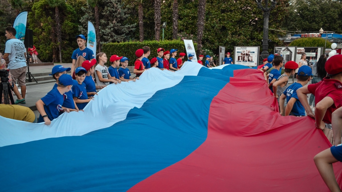 In Karelia, a student was expelled for joking while carrying the Russian flag