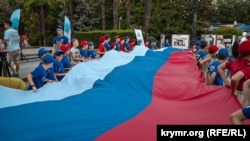Пострадавшие от агрессии России украинские дети пишут письма российским военным, плетут маскировочные сети и делают окопные свечи