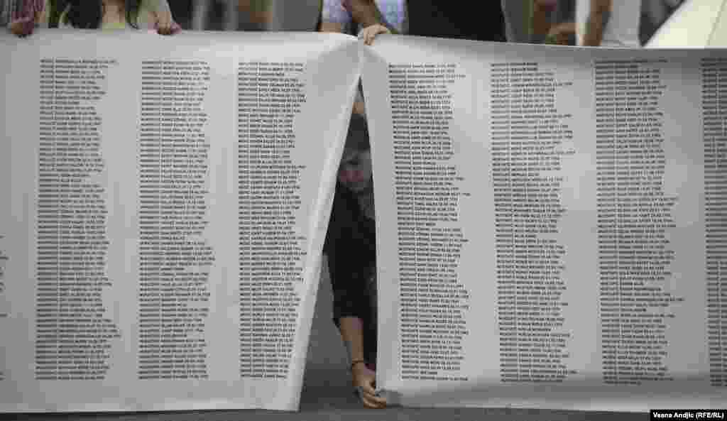 Демонстранты держали в руках поименные списки жертв массового убийства боснийских мусульман в Сребренице