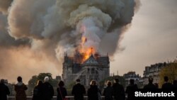 Catedrala Notre Dame de Paris arzând. 16 aprilie 2019