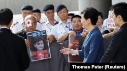 Carrie Lam etirazçılarla görüşür