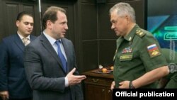 Russia - Defense Minister Sergey Shoygu (R) and his Armenian counterpart Davit Tonoyan meet in Moscow, 11 August 2018.