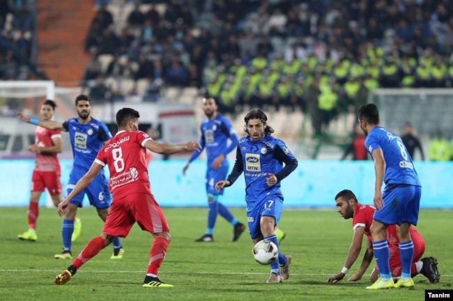 Esteqlal team in blue vs. Padideh Mashhad in the football league, December 13, 2018.