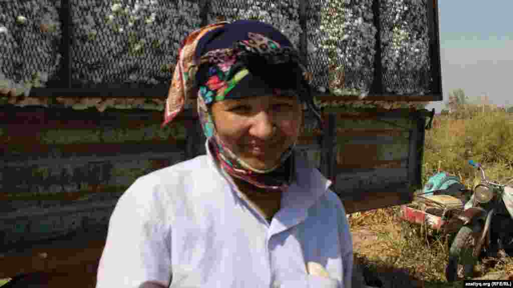 По словам 28-летней Назиры, приехать в Казахстан на заработки было делом не из легких. Очень тяжело дается переход казахстанско-узбекистанской границы, люди порой стоят часами.