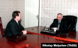 Секретарь Совета безопасности России Иван Рыбкин и президент Чечни Аслан Масхадов, 1998 год