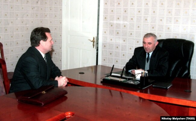 Секретарь Совета безопасности РФ Иван Рыбкин и президент Чечни Аслан Масхадов, 1998 год