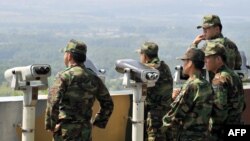 Южнокорейские военные наблюдают за северокорейскими коллегами на посту в районе демилитаризованной зоны, разделяющей Корейский полуостров на две половины. Иллюстративное фото. 