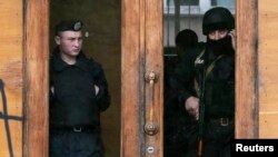 Polițiști păzind o clădire oficială în Odesa, 5 mai, 2014