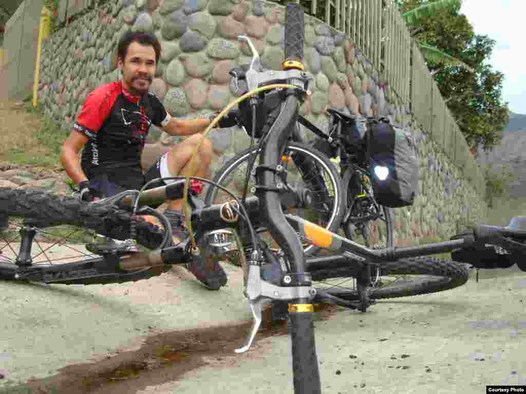 Cаяхатшы Мағжан Сағымбаев велосипедінің жанында отыр.