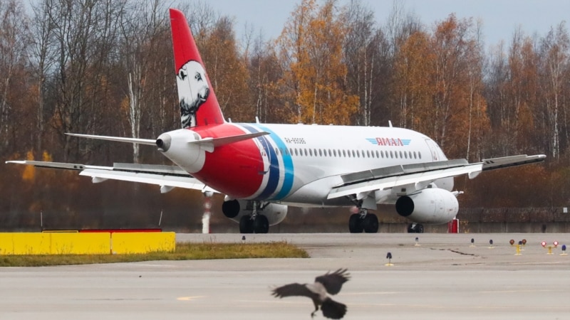 Россия: в Тюмени двигатель самолета «Суперджет» отказал из-за попадания птицы