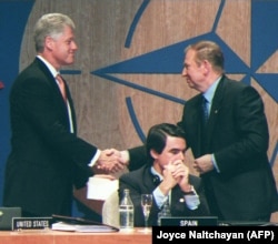 Леонід Кучма тисне руку президенту США Біллу Клінтону під час церемонії підписання Хартії Україна-НАТО в Палаці муніципальних конгресів у Мадриді, 9 липня 1997 року