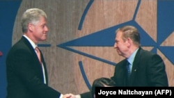 9 липня 1997 р. президент України Леонід Кучма потискає руку президентові США Біллу Клінтону під час церемонії підписання Хартії Україна-НАТО в Мадриді