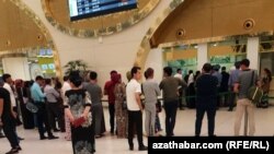 Aşgabat howa menzilinde bilet aljak bolýan adamlar. Arhiw suraty