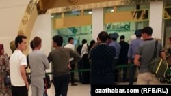 Diňle: Türkmenistanyň daşyna çykmak isleýän raýatlara aeroportda päsgelçilik döredilýär