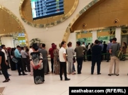People line up at the Ashgabat airport ticket office. (file photo)
