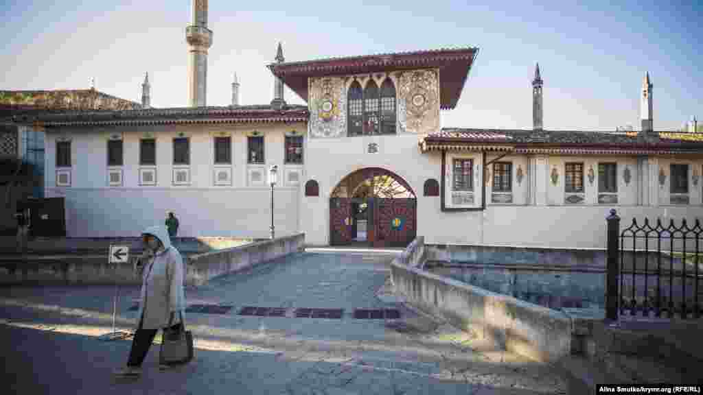 Hanlar sarayı kirişi. Eskiden dört kiriş bar eken, şimdi ekisi qaldı