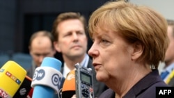 Cancelarul Angela Merkel adresîndu-se ziariștilor la Bruxelles înaintea summitului